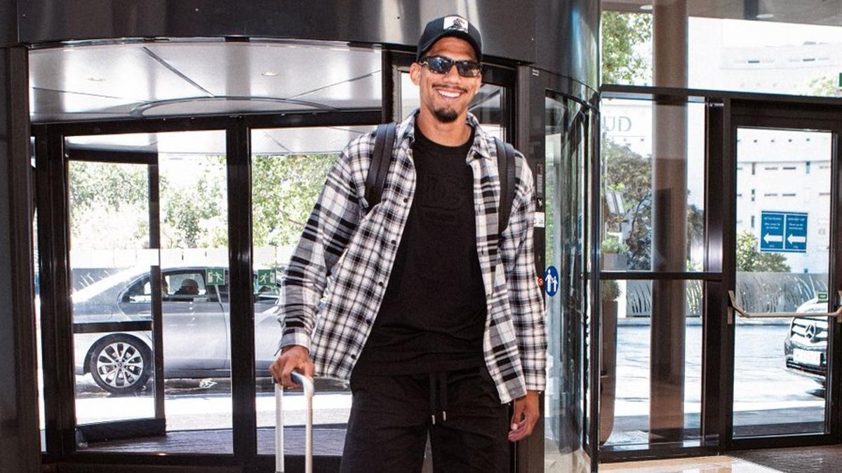 Araujo, a su llegada al hotel de Viena para unirse a Uruguay antes de su lesión muscular.