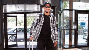 Araujo, a su llegada al hotel de Viena para unirse a Uruguay antes de su lesión muscular.