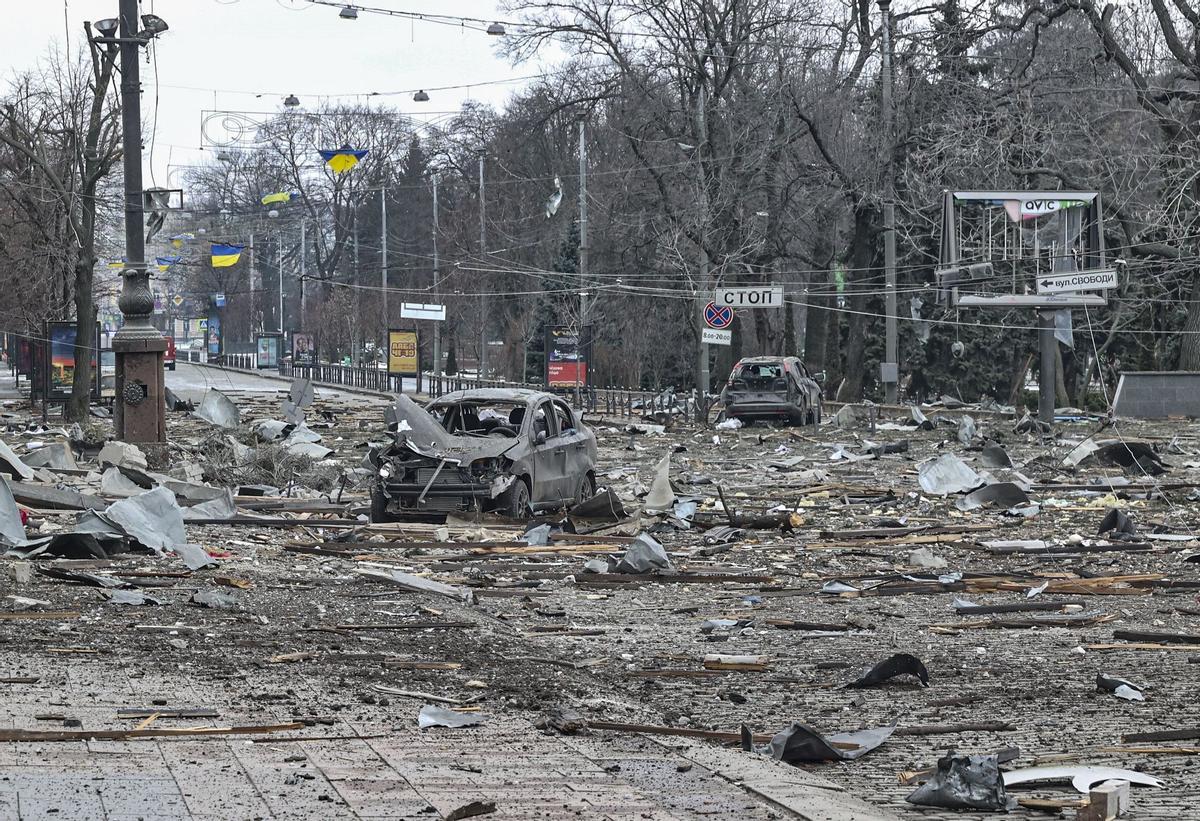 -FOTODELDÍA- KHARKIV (UCRANIA), 01/03/2022.-Vista de una calle tras un bombardeo ruso en Kharkiv, Ucrania, el 1 de marzo de 2022. Las tropas rusas entraron en Ucrania el 24 de febrero, lo que incitó al presidente del país a declarar la ley marcial y provocó una serie de anuncios de los países occidentales para imponer severas sanciones económicas a Rusia. EFE/Sergey Dolzhenko
