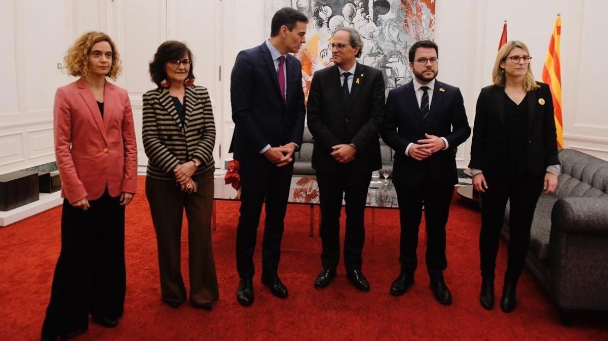 De izquierda a derecha, la ministra Meritxell Batet; la vicepresidenta Carmen Calvo; el jefe del Gobierno, Pedro Sánchez; el ’president’, Quim Torra; el vicepresidente Pere Aragonès, y la ’consellera’ Elsa Artadi, el pasado 20 de diciembre, en Barcelona. De izquierda a derecha, la ministra Meritxell Batet; la vicepresidenta Carmen Calvo; el jefe del Gobierno, Pedro Sánchez; el ’president’, Quim Torra; el vicepresidente Pere Aragonès, y la ’consellera’ Elsa Artadi, el pasado 20 de diciembre, en Barcelona.