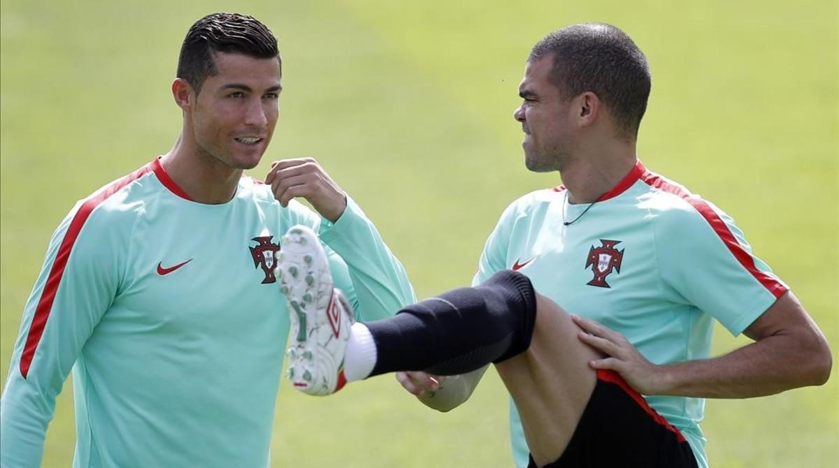 Cristiano Ronaldo y Pepe, en el entrenamiento de Portugal de este miércoles.