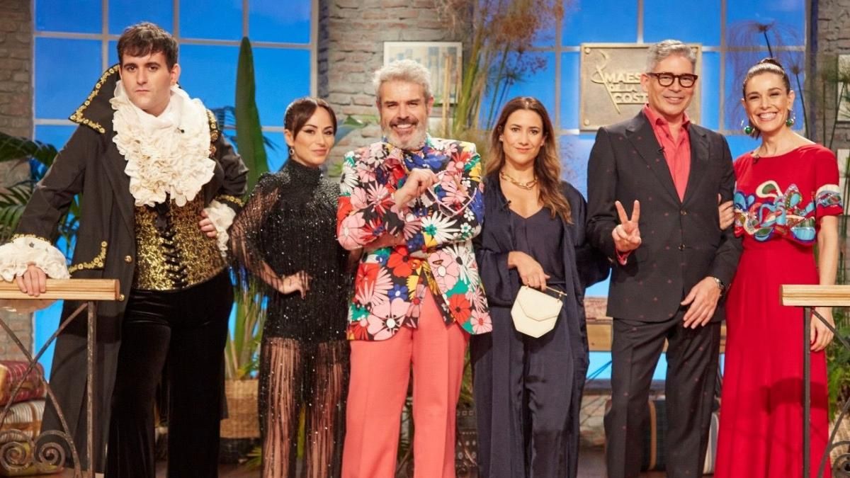 El jurado de ’Maestros de la costura 4’ junto a Marcela Vélez-Osorno, Boris Izaguirre y Raquel Sánchez Silva El jurado de ’Maestros de la costura 4’ junto a Marcela Vélez-Osorno, Boris Izaguirre y Raquel Sánchez Silva