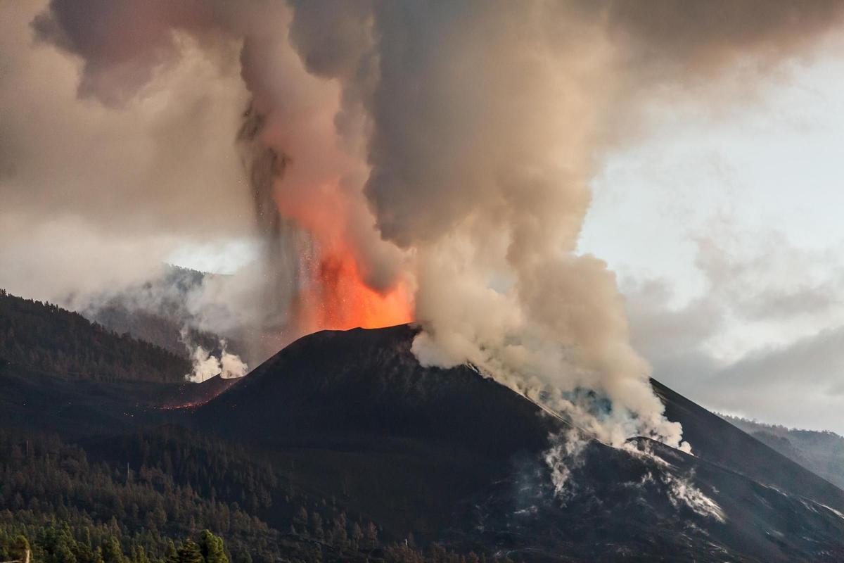 La nueva fajana del volcán de La Palma mide ya varias hectáreas.