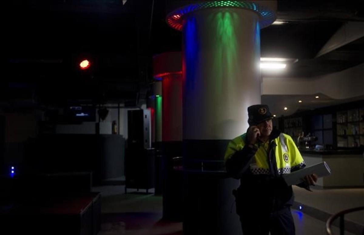 Una inspección rutinaria de la Guardia Urbana en la discoteca Sr. Lobo.