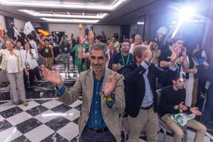 El candidato de Vox en Barcelona, Gonzalo de Oro Pulido, celebra los resultados de su formación el 28M.