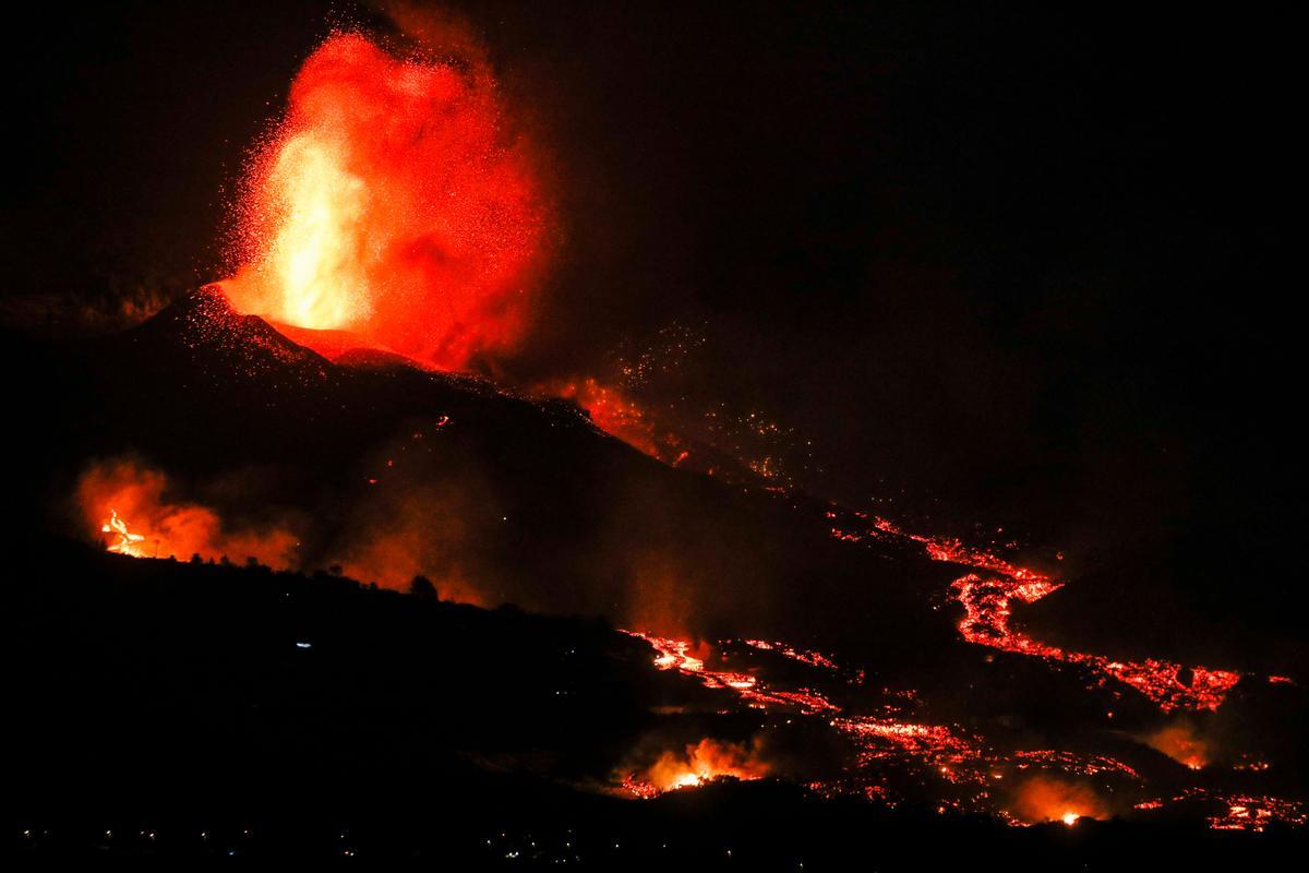 Una boca eruptiva expulsa lava y piroclastos en la zona de Los Llanos, en La Palma.