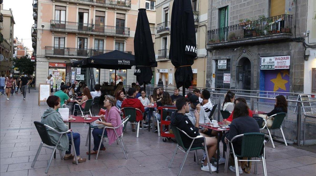 Grupos pequeños en una terraza en el barrio en el barrio de Gràcia, en Barcelona, el pasado martes.