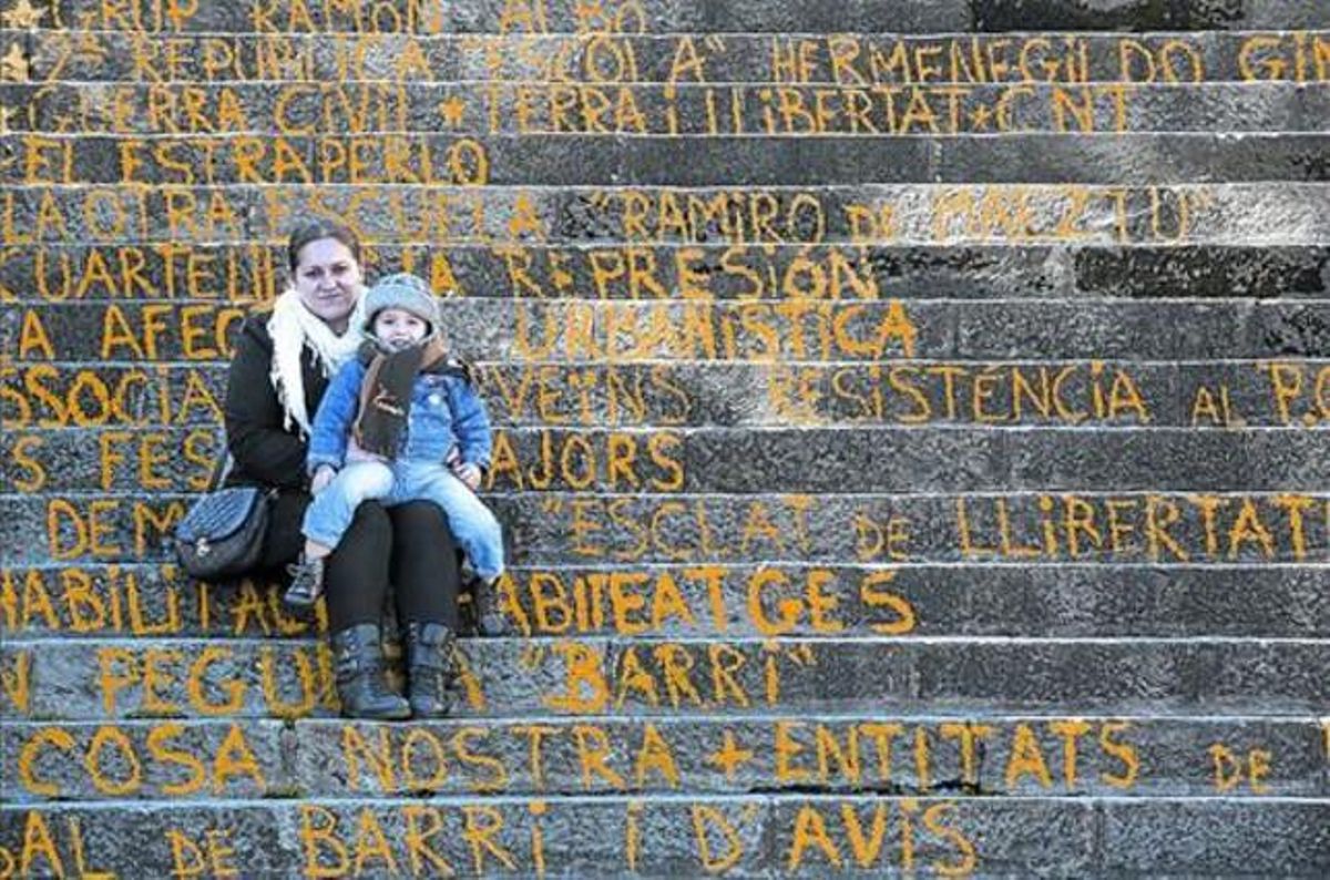 Con historia 8 Domitila y Houari, el menor de sus cuatro hijos, en las escaleras del centro cívico, el jueves. Con historia 8 Domitila y Houari, el menor de sus cuatro hijos, en las escaleras del centro cívico, el jueves.