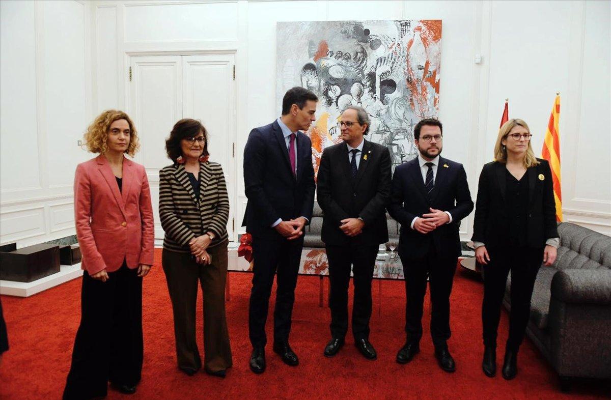 Los presidentes Pedro Sánchez y Quim Torra en Pedralbes, el pasado diciembre, junto a sus colaboradores