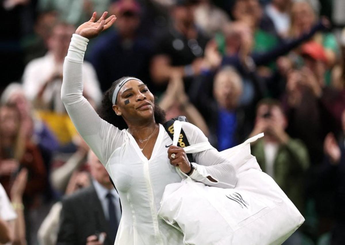 Serena se despide de la central de Wimbledon.