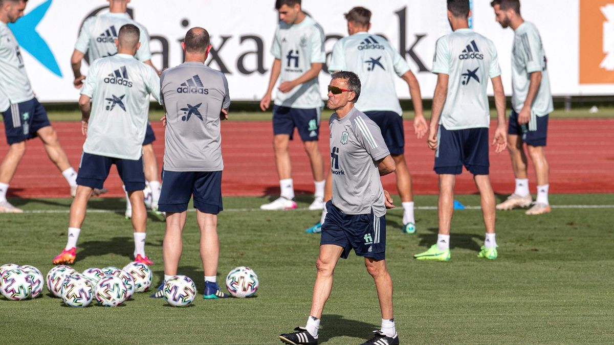 Luis Enrique pasa por delante de un rondo en un entrenamiento. Luis Enrique pasa por delante de un rondo en un entrenamiento.
