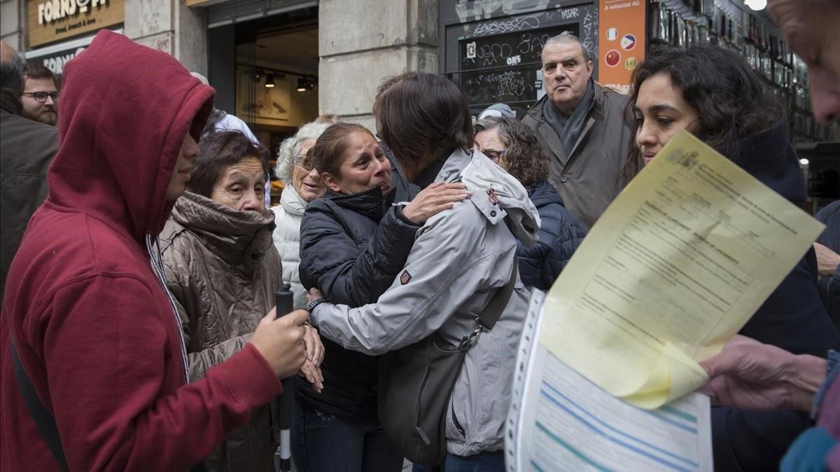 Momento de felicidad en la calle del Hospital, 40 tras haber logrado frenar un desahucio. Momento de felicidad en la calle del Hospital, 40 tras haber logrado frenar un desahucio.