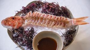 El salmonete con ’sashimi’ y salsa ’ponzu’ picante de Rías Kru.