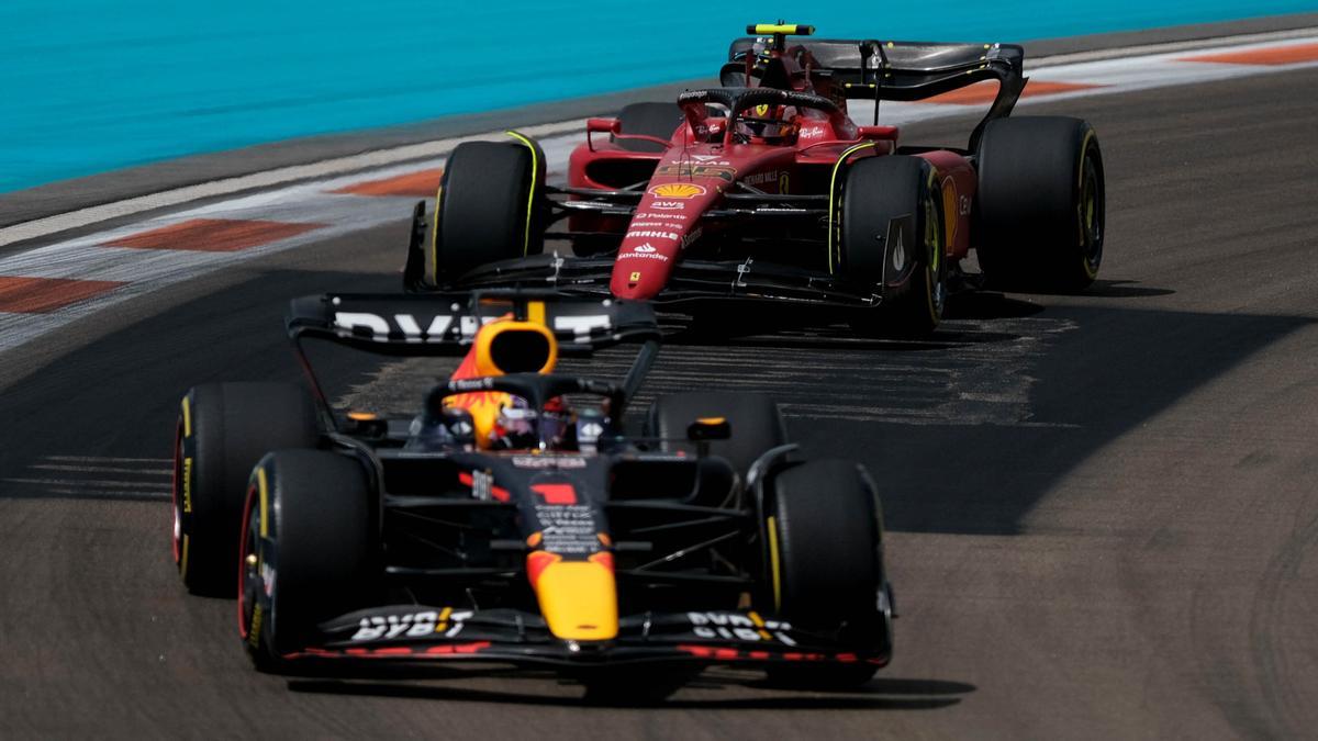 Verstappen por delante de Sainz, en Miami.