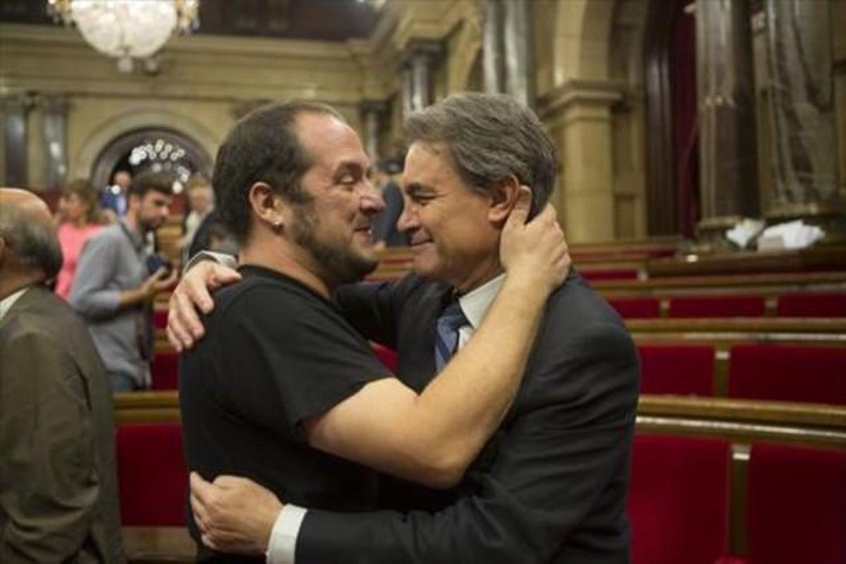 Artur Mas y David Fernàndez, abrazándose ayer en el Parlament. Artur Mas y David Fernàndez, abrazándose ayer en el Parlament.