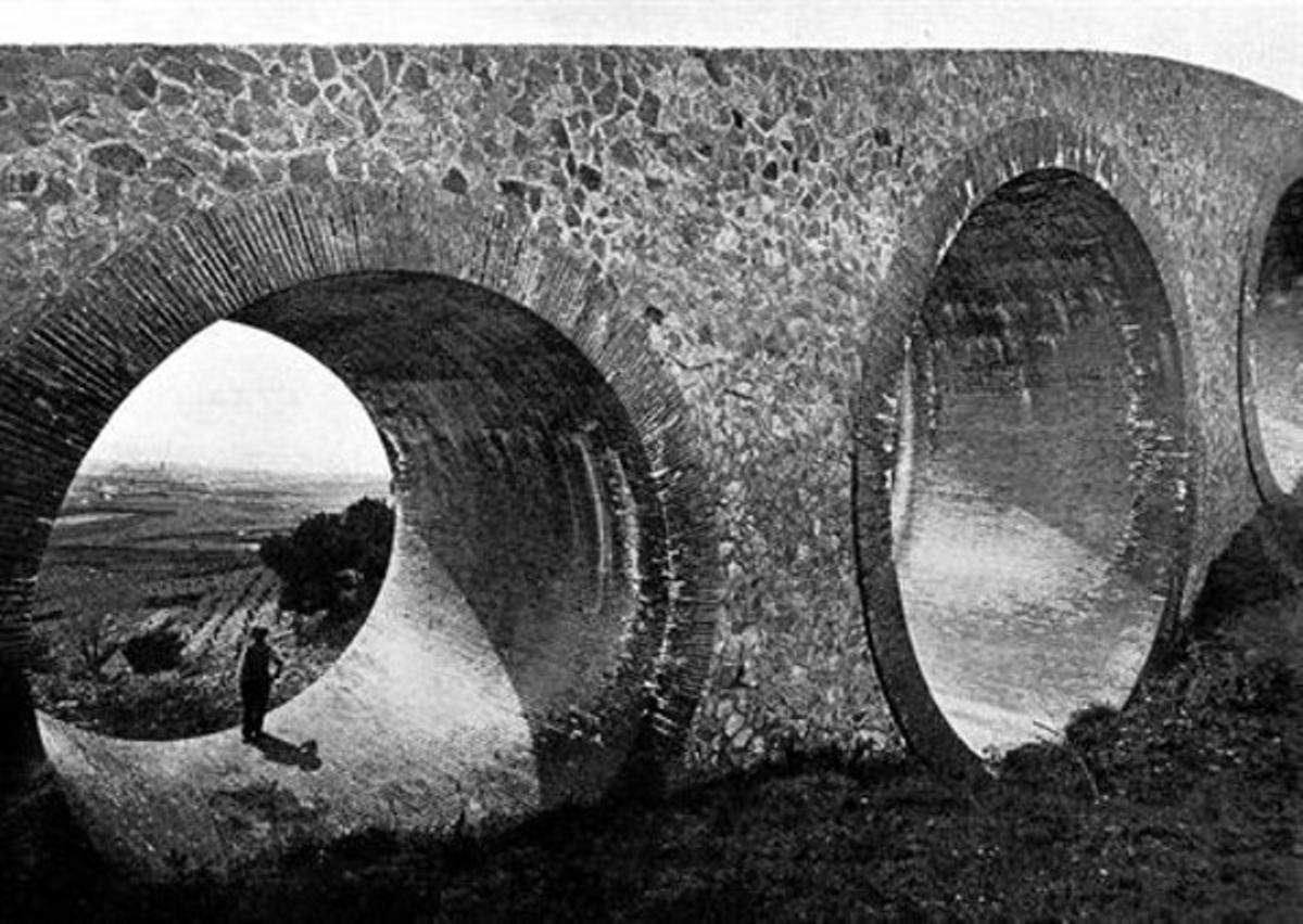 El Pont dels Tres Ulls 8 Una imagen histórica de la construcción de principios del siglo XX. El Pont dels Tres Ulls 8 Una imagen histórica de la construcción de principios del siglo XX.