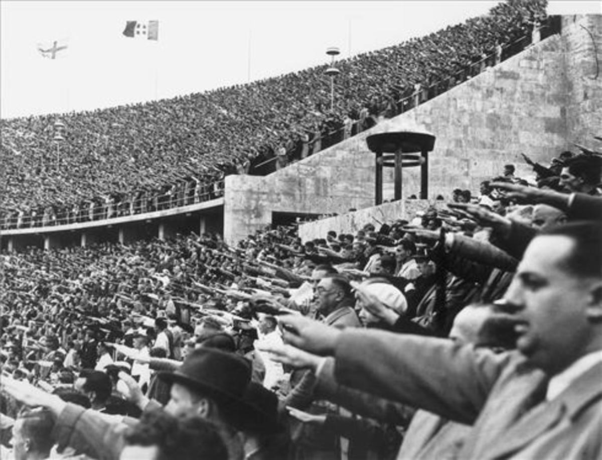 La multitud saluda a Hitler, en el Estadio Olímpico de Berlín, durante los JJOO de 1936. 