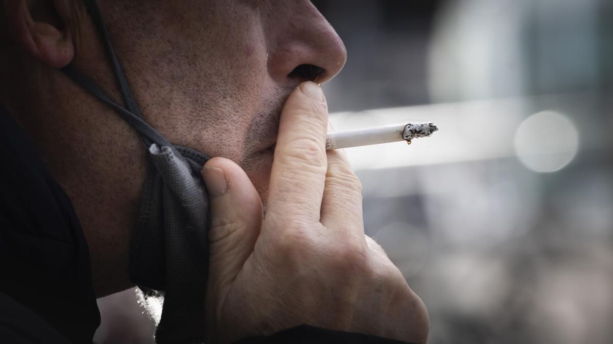 Un hombre fuma en una calle de Barcelona. Un hombre fuma en una calle de Barcelona.
