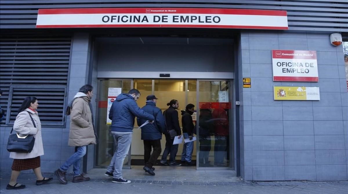 Colas en la oficina de empleo de Madrid. Colas en la oficina de empleo de Madrid.