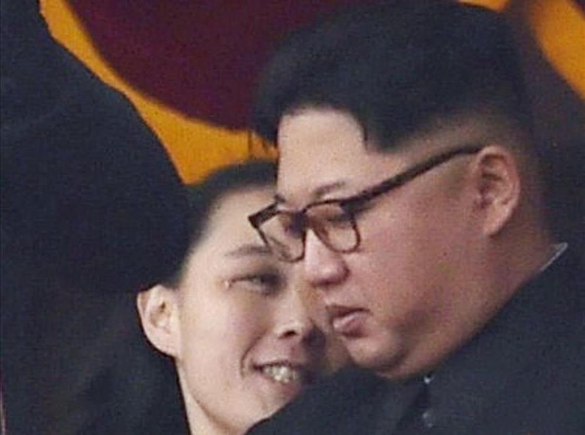 Kim Jong-un y su hermana Kim Yo-jong, en un acto público.
