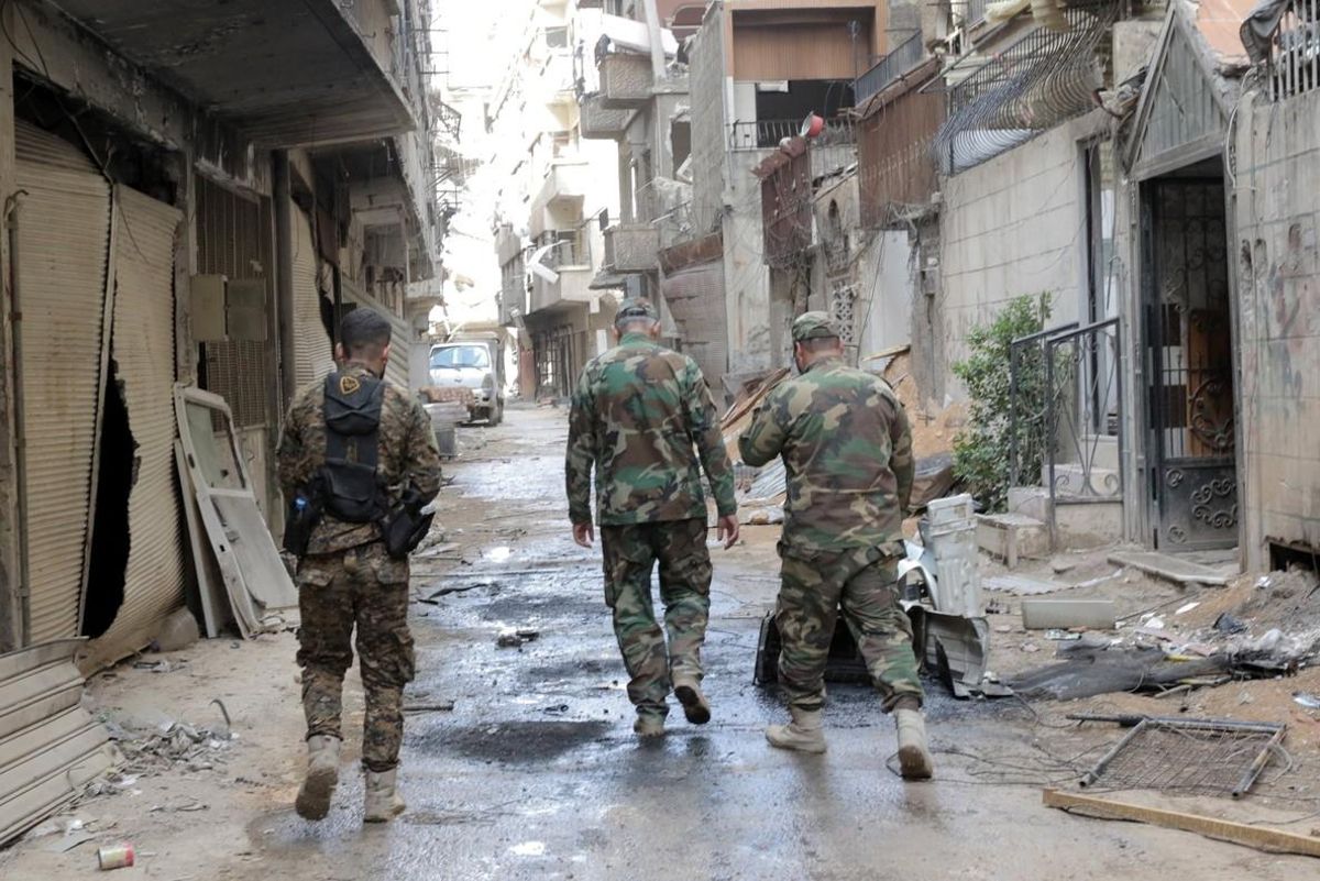 Soldados del Ejército de Asad, en la ciudad siria de Zamalka. Soldados del Ejército de Asad, en la ciudad siria de Zamalka.
