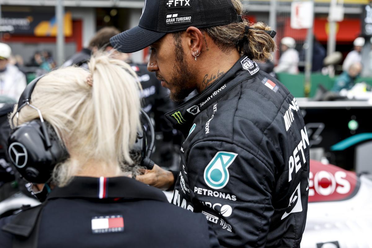 Lewis Hamilton, en un momento de los preparativos en el circuito de Imola