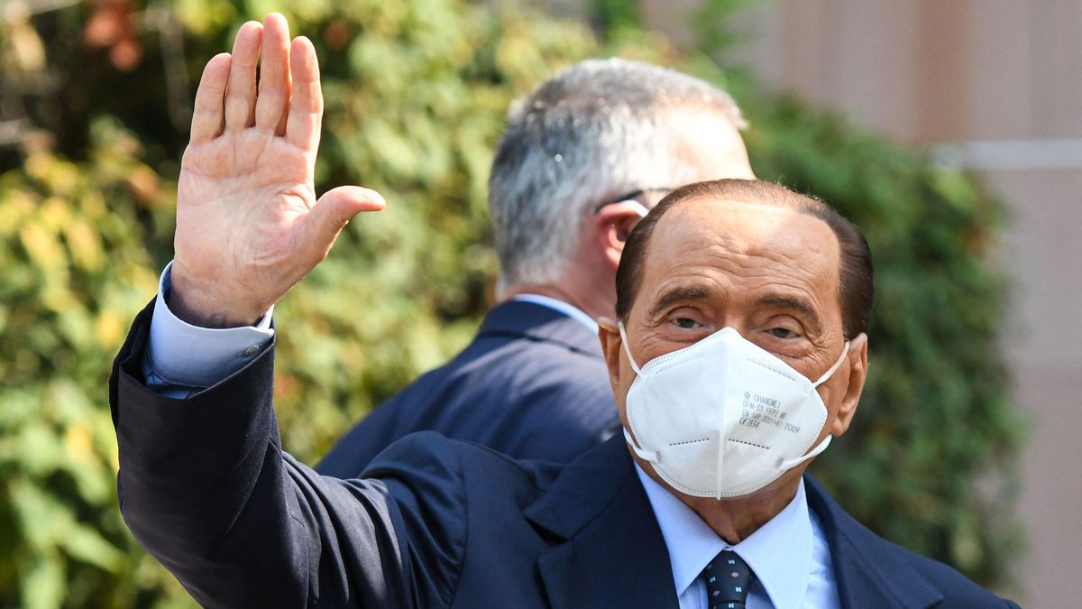 Silvio Berlusconi saluda al público Silvio Berlusconi saluda al público