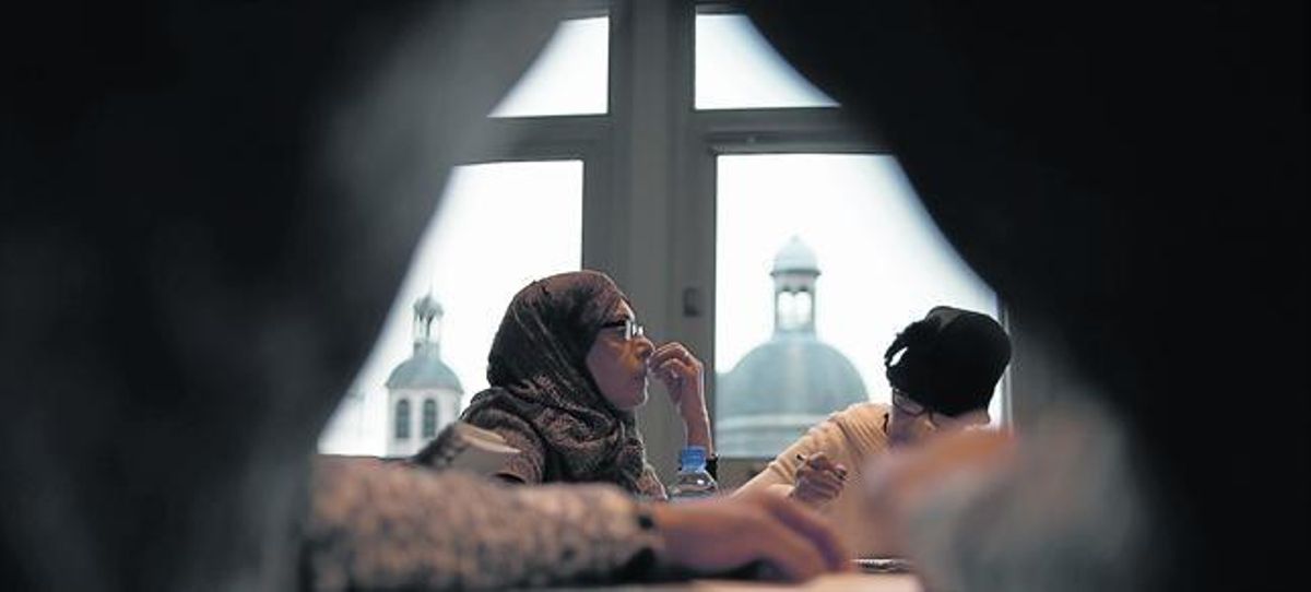 Dos alumnas siguen una clase sobre multiculturalidad en la Universidad Católica de París. Dos alumnas siguen una clase sobre multiculturalidad en la Universidad Católica de París.