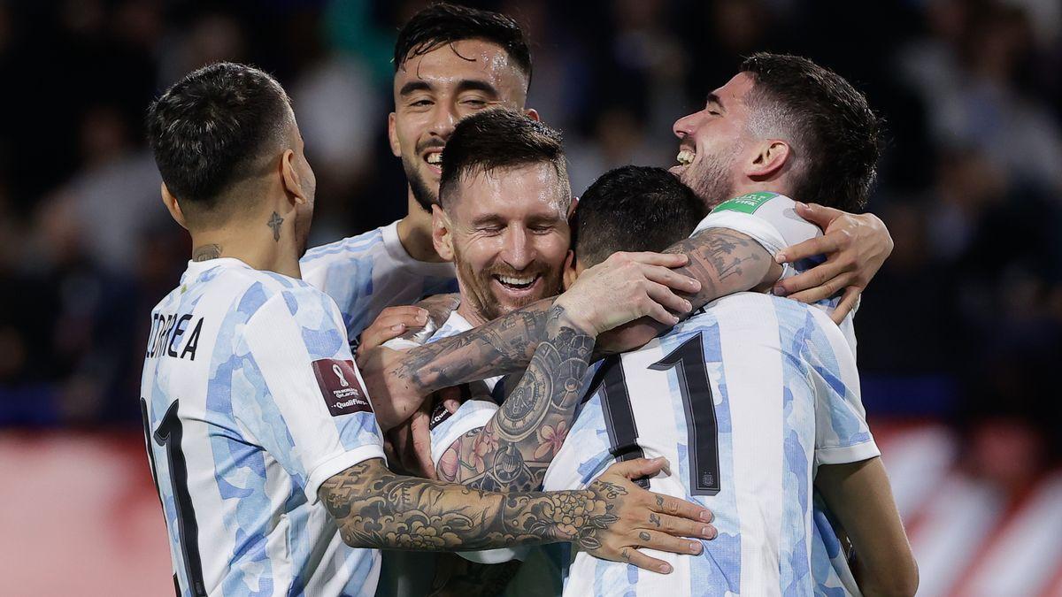 Messi, rodeado de compañeros, celebra su gol ante Venezuela.