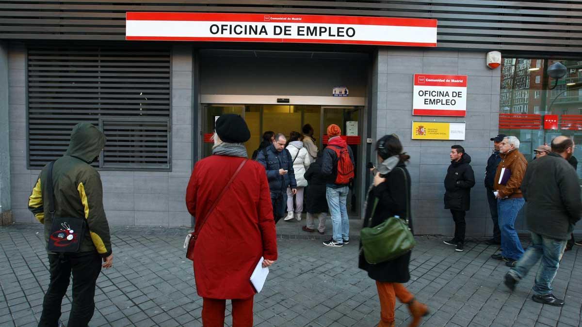 El paro sube en 83.464 personas en enero, la mayor alza desde 2014. En la imagen, una oficina de empleo en el barrio de Arganzuela de Madrid.