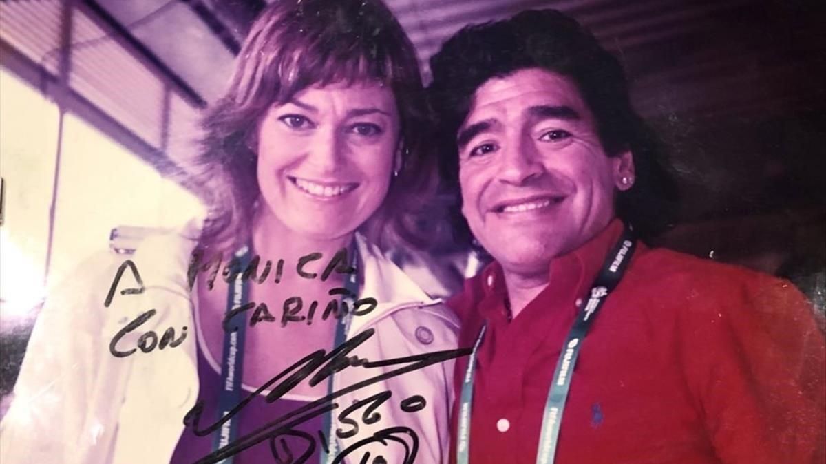 Maradona, con la autora del artículo en el Mundial de Alemania Maradona, con la autora del artículo en el Mundial de Alemania