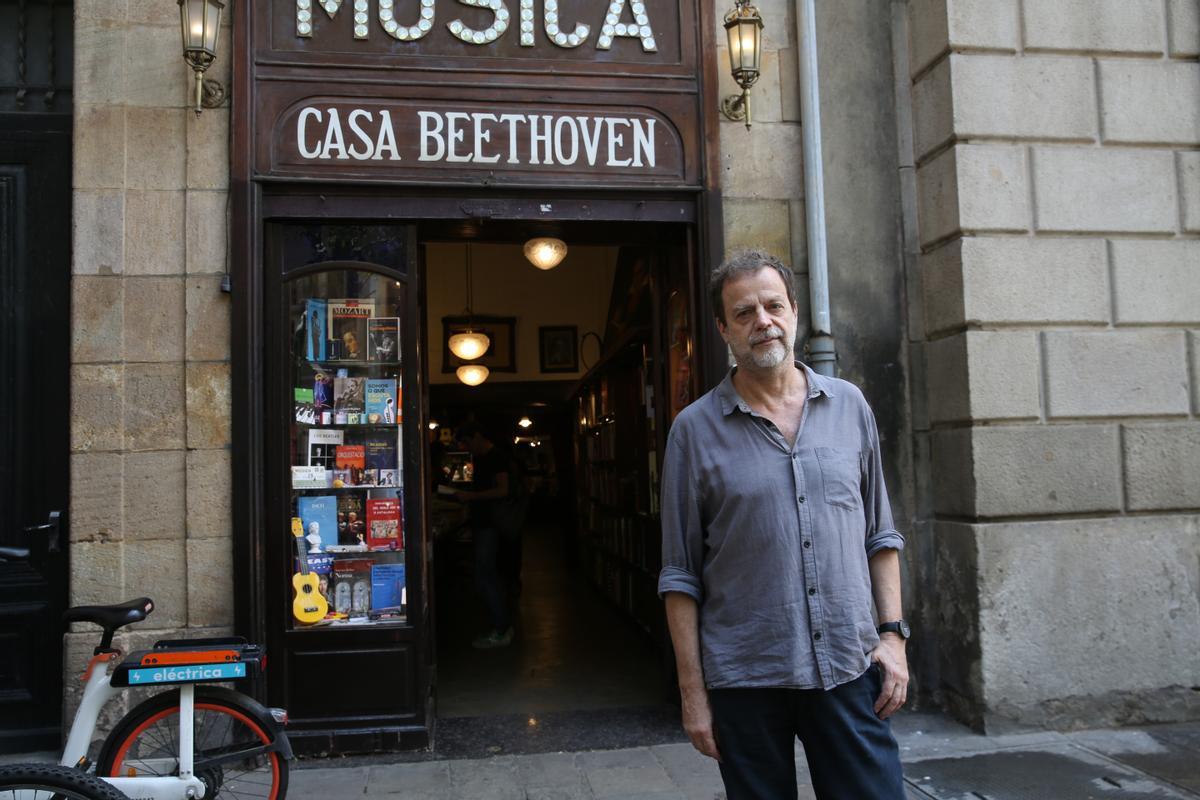 Jaume Doncos, propietario de la Casa Beethoven, el único comercio añejo que queda en la Rambla
