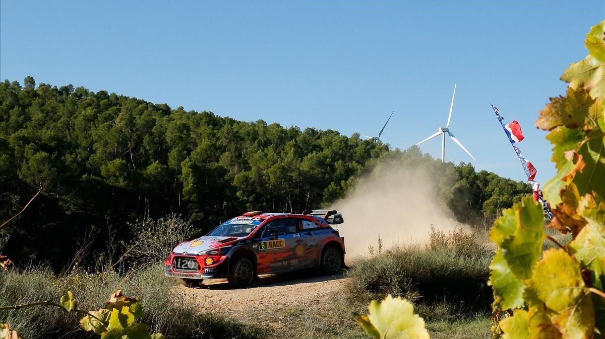 Dani Sordo conduce su Hyundai i20 Coupe WRC por los caminos de Gandesa.