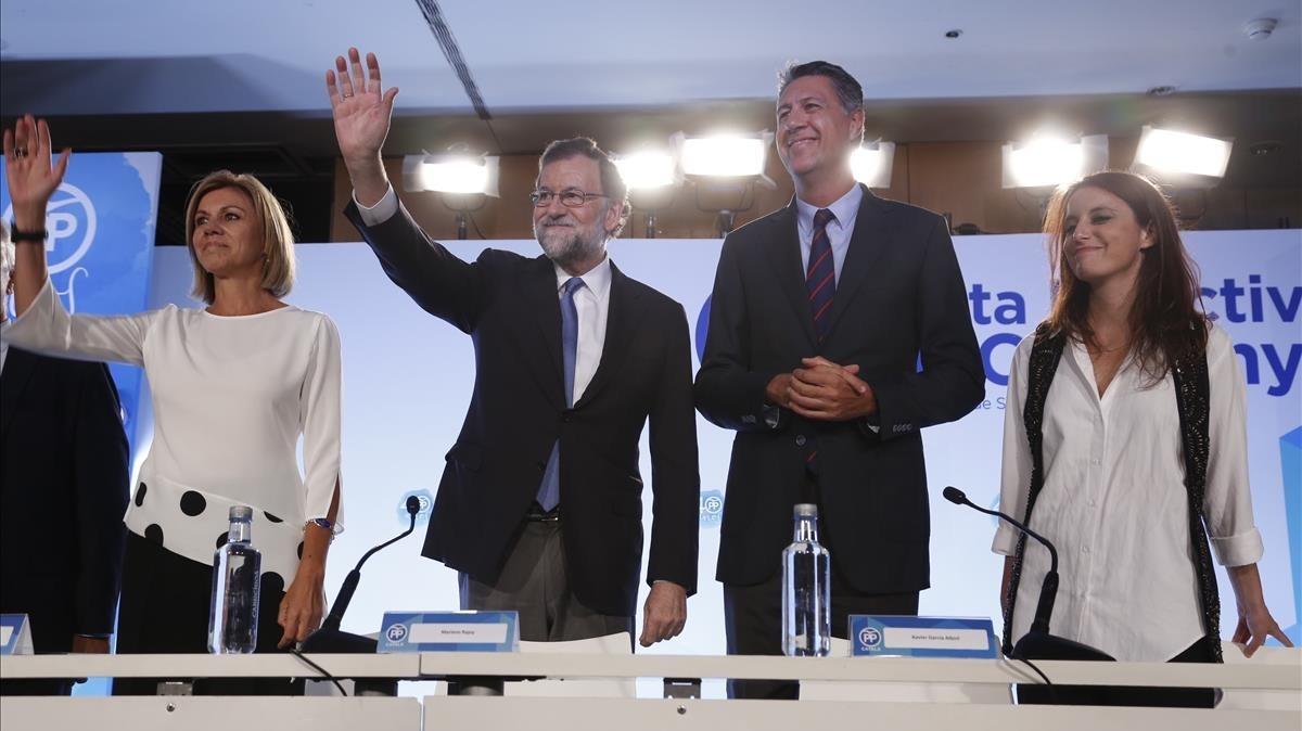 Mariano Rajoy, con María Dolores de Cospedal, Xavier García Albiol y Andrea Levy, en la junta directiva del PPC, este viernes.