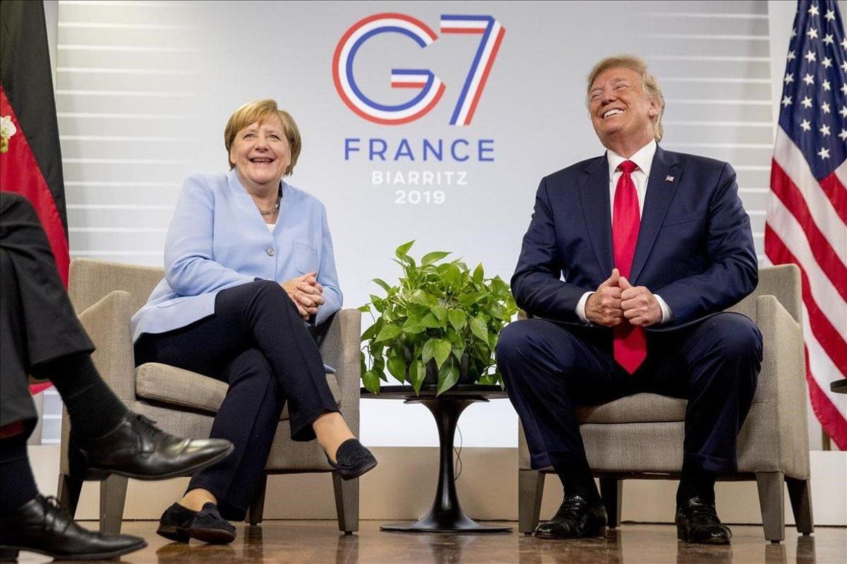El presidente norteamericano Donald Trump y la cancillera alemana Angel Merkel se ríen durante la cumbre del G/ en Biarritz. El presidente norteamericano Donald Trump y la cancillera alemana Angel Merkel se ríen durante la cumbre del G/ en Biarritz.