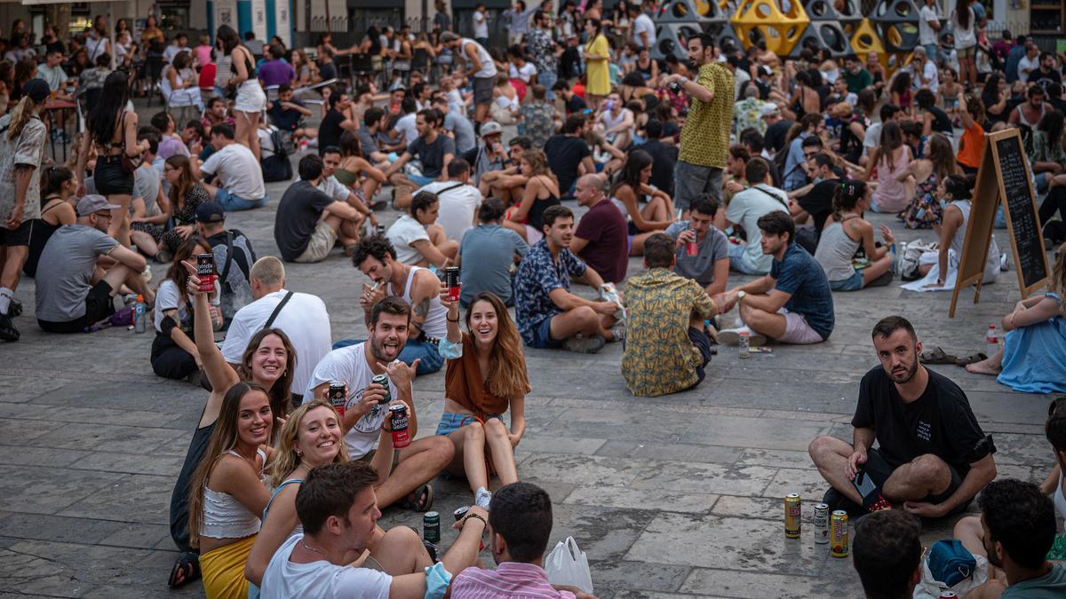 Jóvenes congregados en la plaza del Sol durante durante las fiestas de Gràcia.