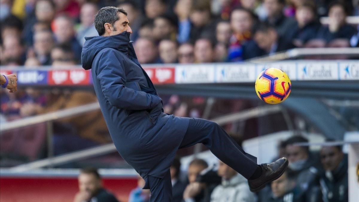 Valverde intenta controlar un balón durante el Barça-Madrid. Valverde intenta controlar un balón durante el Barça-Madrid.