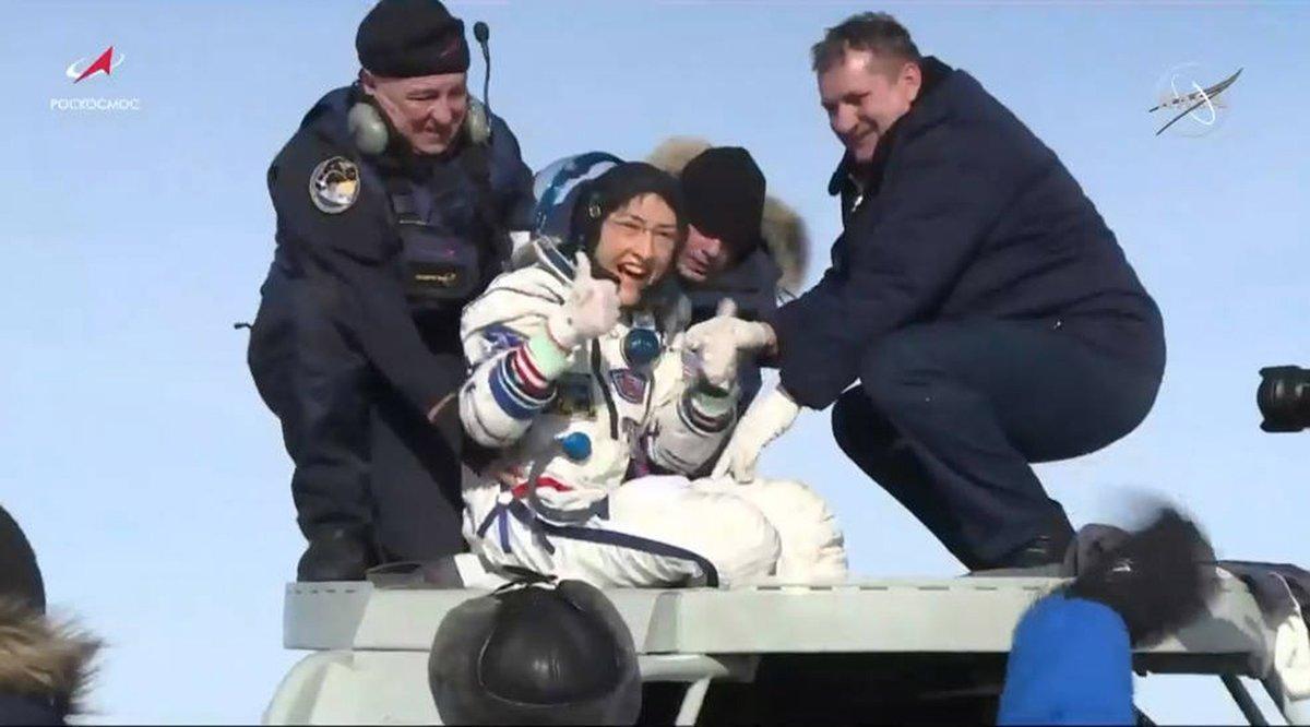 Christina Koch saluda a las cámares tras aterrizar en Kazajistán, este jueves.