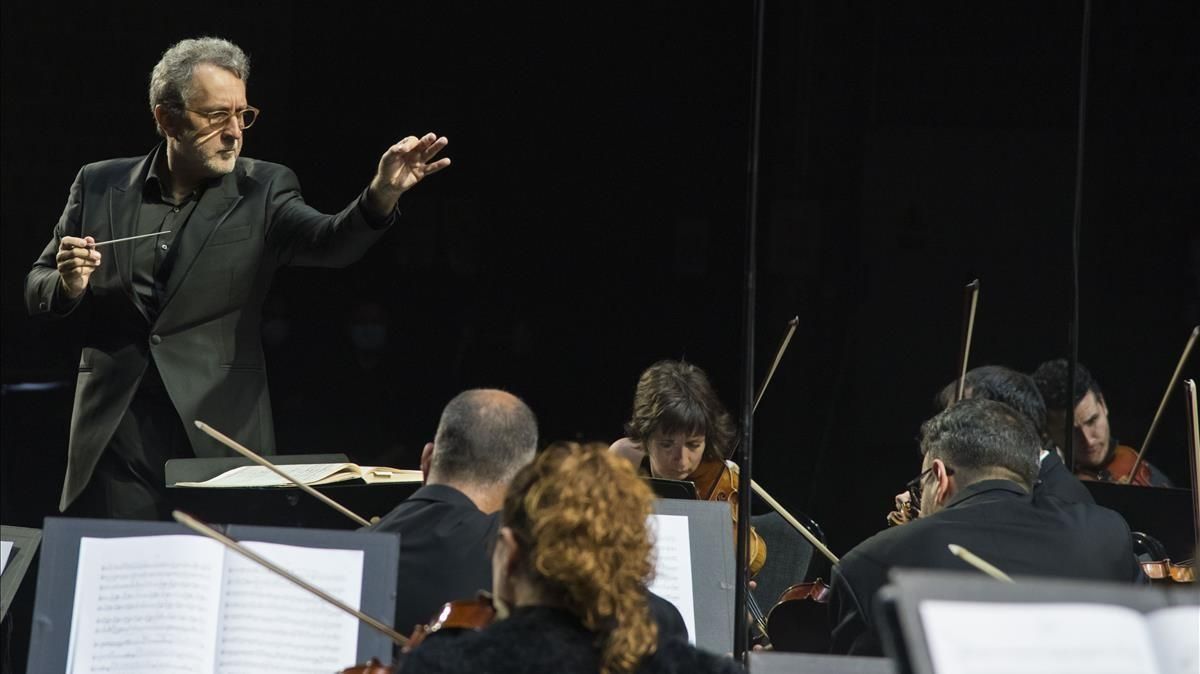El director Josep Pons en un momento del concierto teatralizado dedicado a Beethoven que se estrenará este 16 de diciembre. El director Josep Pons en un momento del concierto teatralizado dedicado a Beethoven que se estrenará este 16 de diciembre.