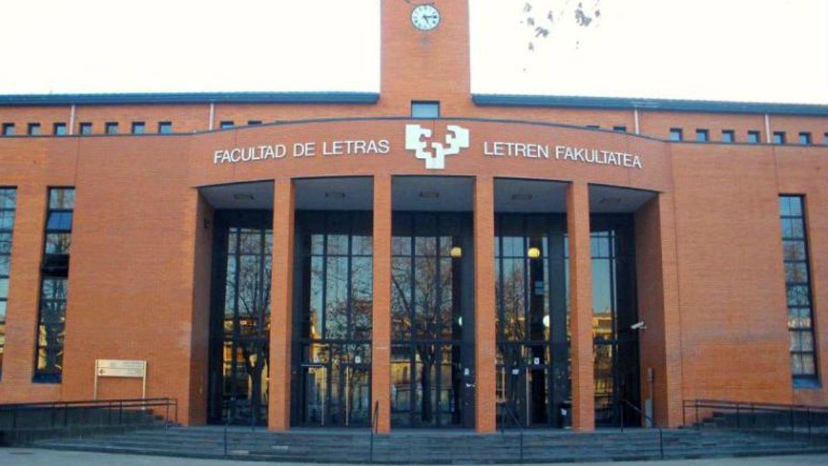 Fachada de la Facultad de Letras de la Universidad del País Vasco en Vitoria.