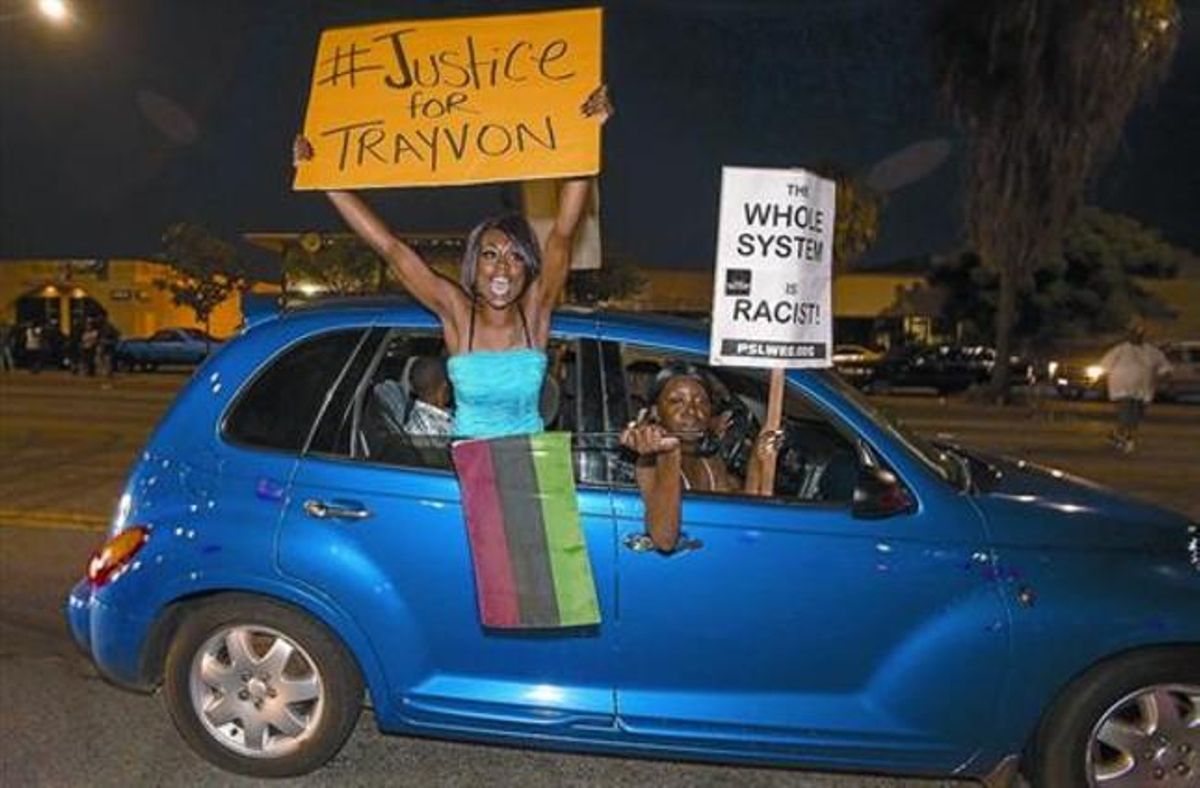 La protesta 8 Unas manifestantes exigen justicia en Los Angeles por el asesinato deTrayvon Martin. La protesta 8 Unas manifestantes exigen justicia en Los Angeles por el asesinato deTrayvon Martin.