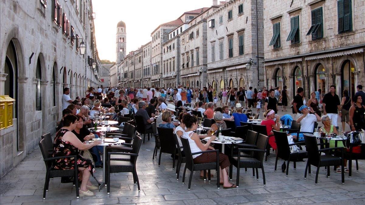 La calle principal de Dubrovnik, en la costa croata.