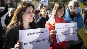 Ciudadanos ucranianos que viven en Barcelona, junto con sus partidarios, protestan contra la operación militar de Rusia en Ucrania, frente al Consulado de Rusia en Barcelona.