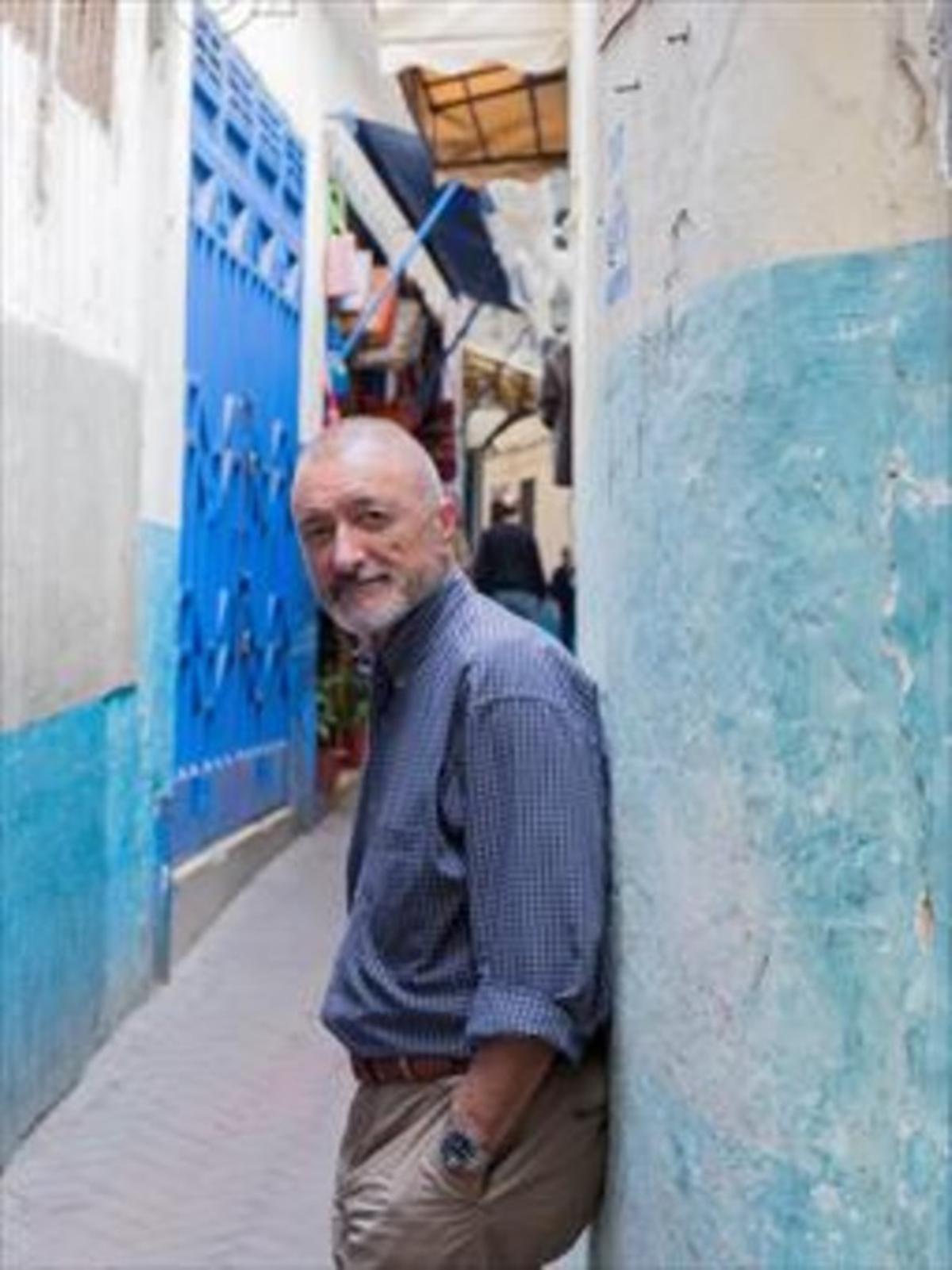 Escenario real 8Arturo Pérez-Reverte, en una callejuela de Tánger. Escenario real 8Arturo Pérez-Reverte, en una callejuela de Tánger.