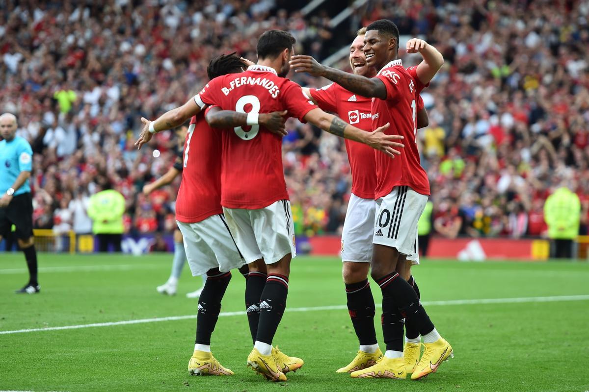 Los jugadores del Manchester se abrazan tras un gol.