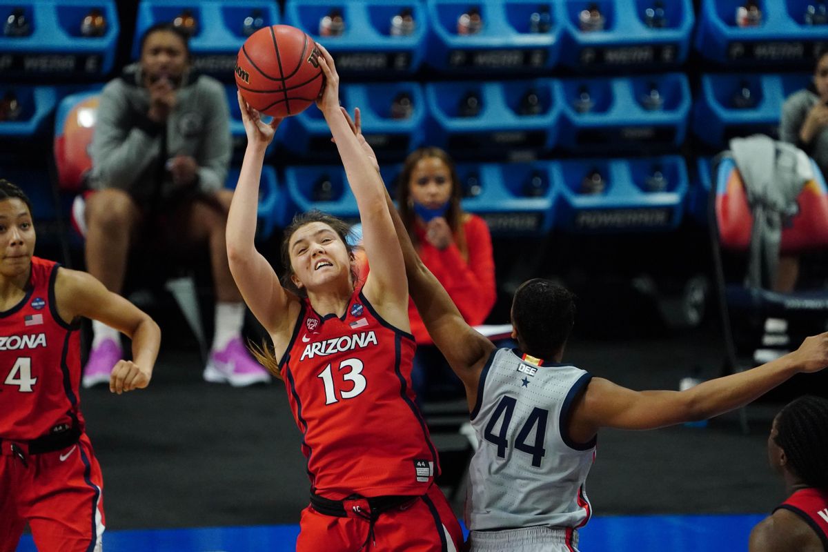 Helena Pueyo caza uno de sus ocho rebotes en la semifinal contra las Huskies. Helena Pueyo caza uno de sus ocho rebotes en la semifinal contra las Huskies.