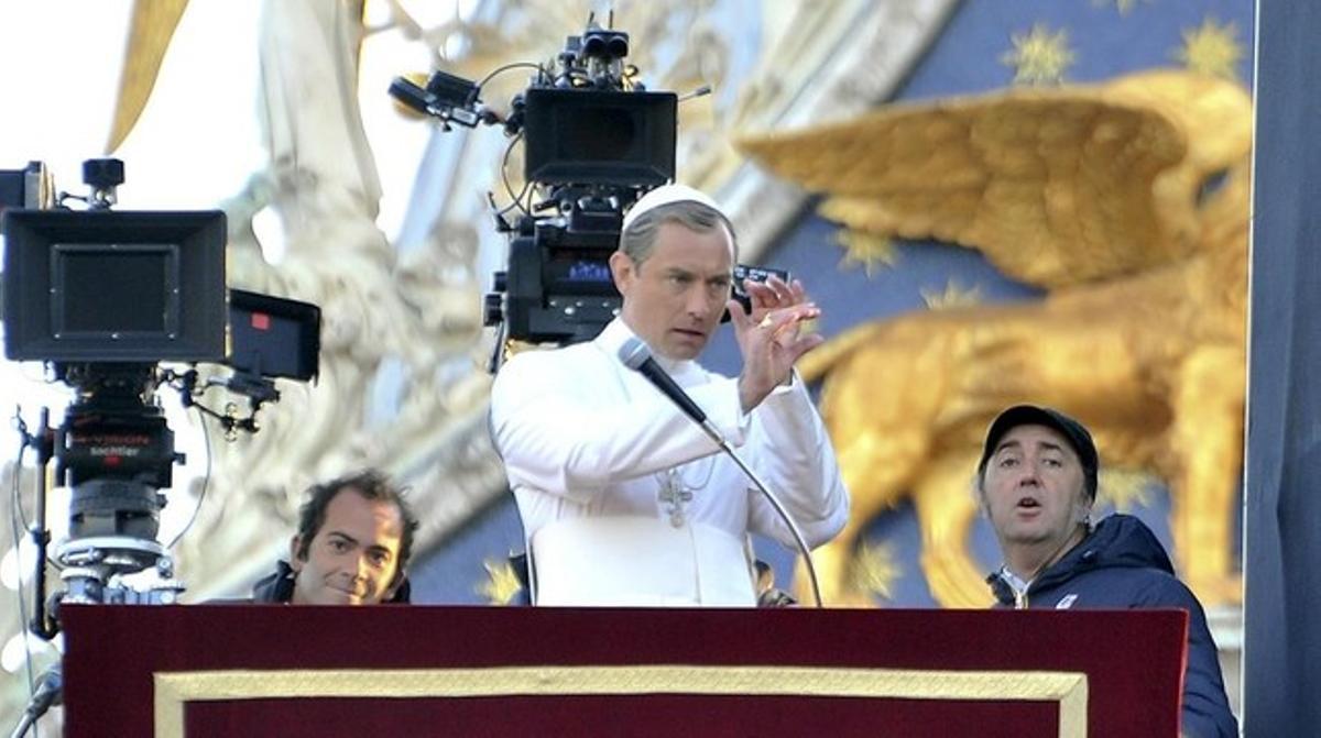 El actor Jude Law y el director Paolo Sorrentino, en el rodaje de ’The young Pope’.