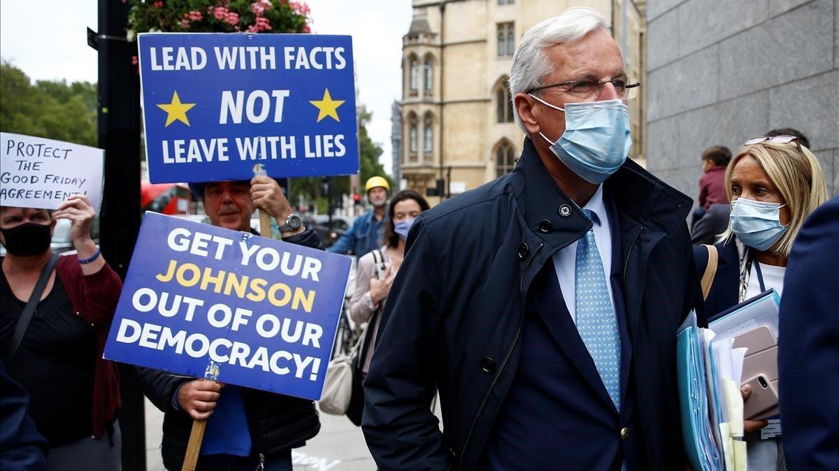 Un manifestantes ’anti-brexit’ muestra su apoyo al negociador de la UE, Michel Barnier, hoy e Londres.
