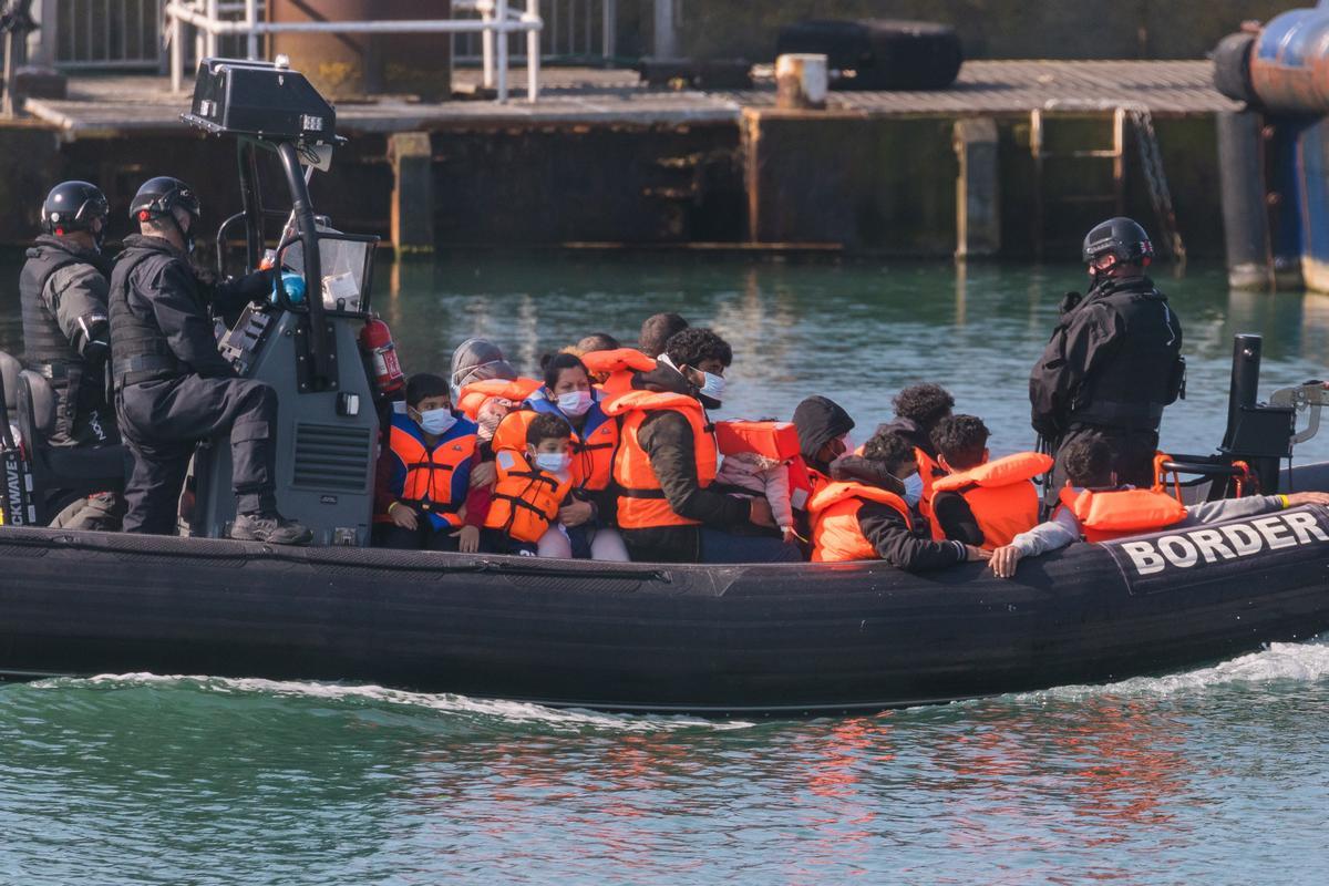 Una lancha de la patrulla británica transporta a un grupo de migrantes interceptados en el Canal de la Mancha. 