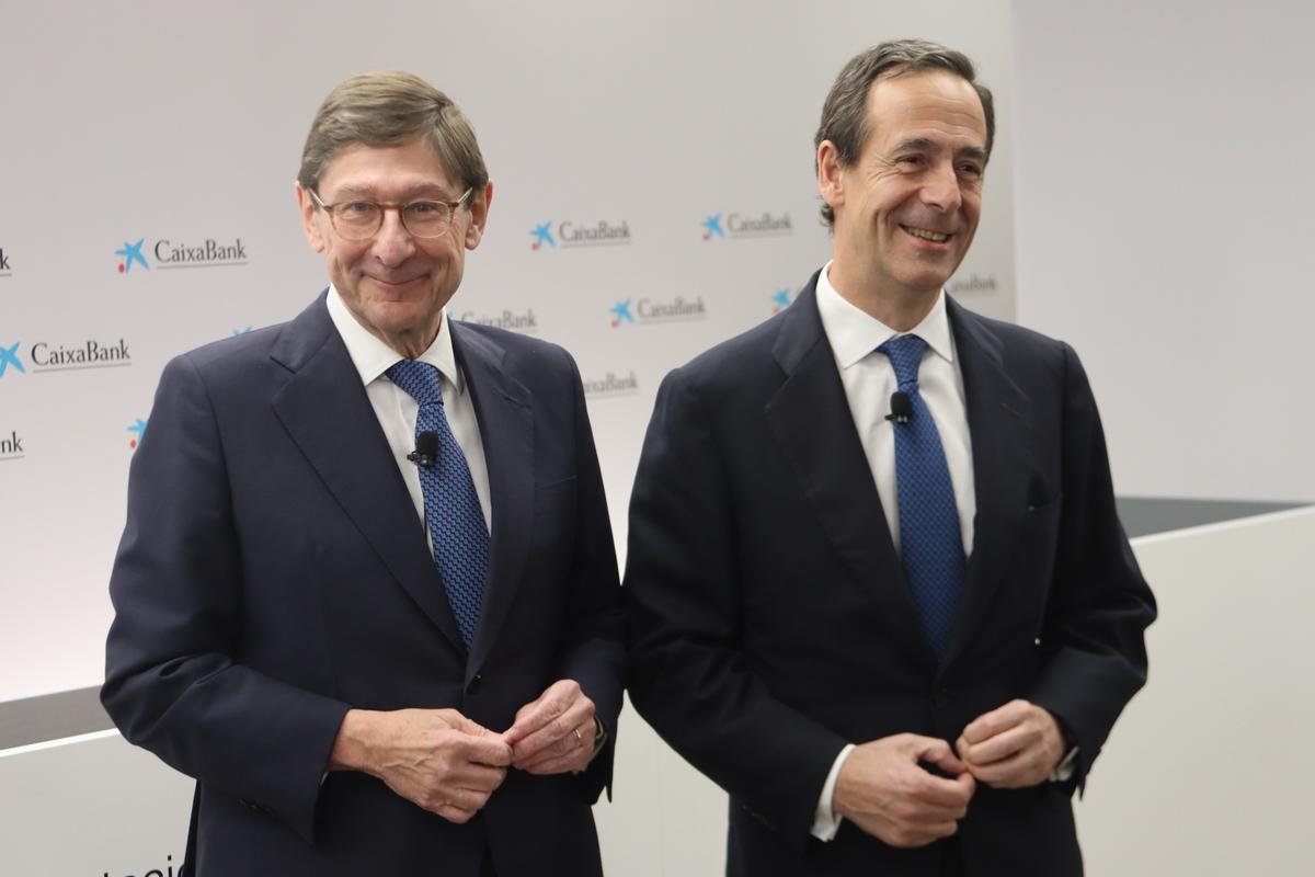 El presidente de CaixaBank, José Ignacio Goirigolzarri, y el consejero delegado, Gonzalo Gortázar, durante la presentación de resultados de 2022. 